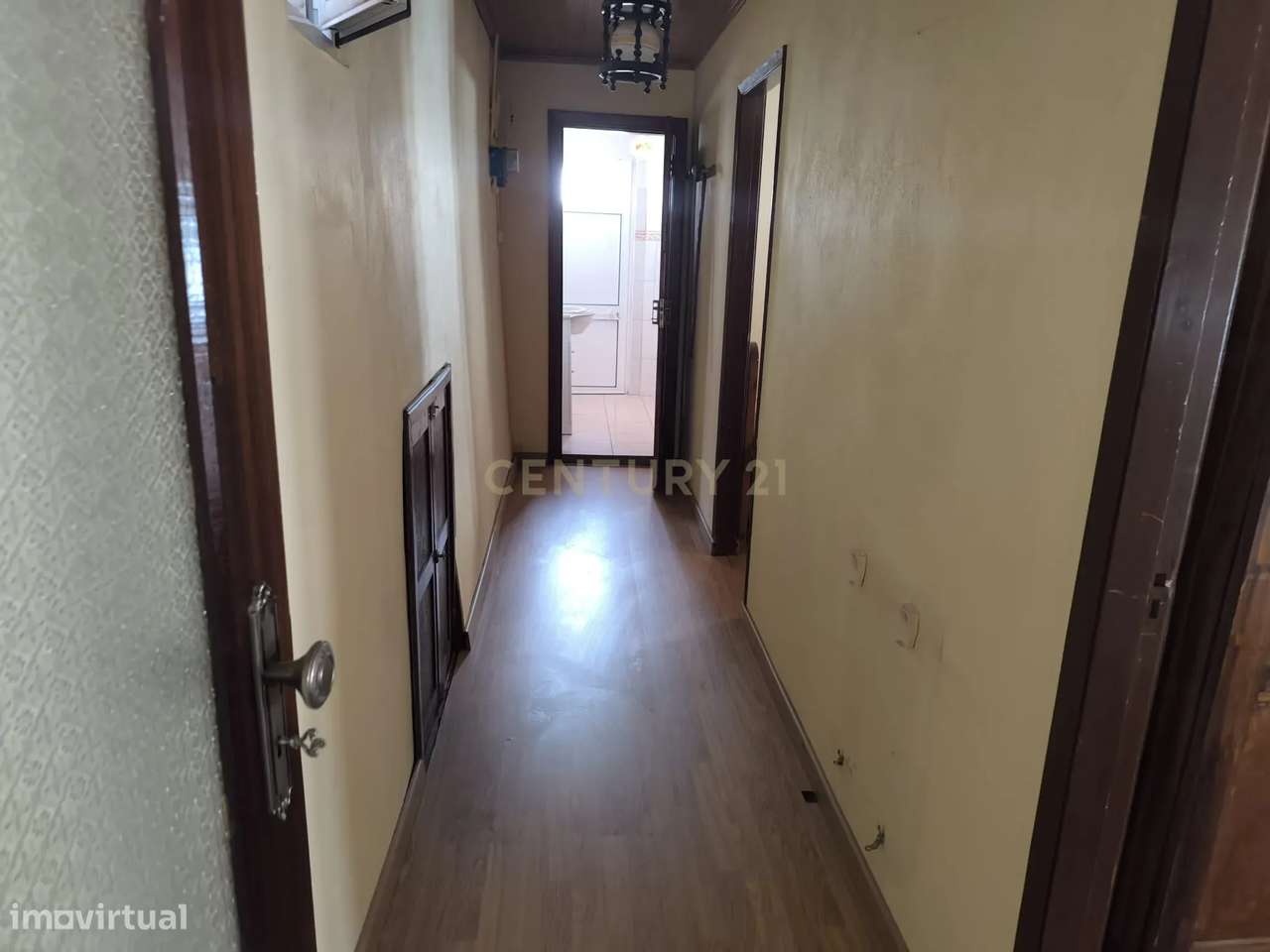 Casa de dois pisos com terreno-9