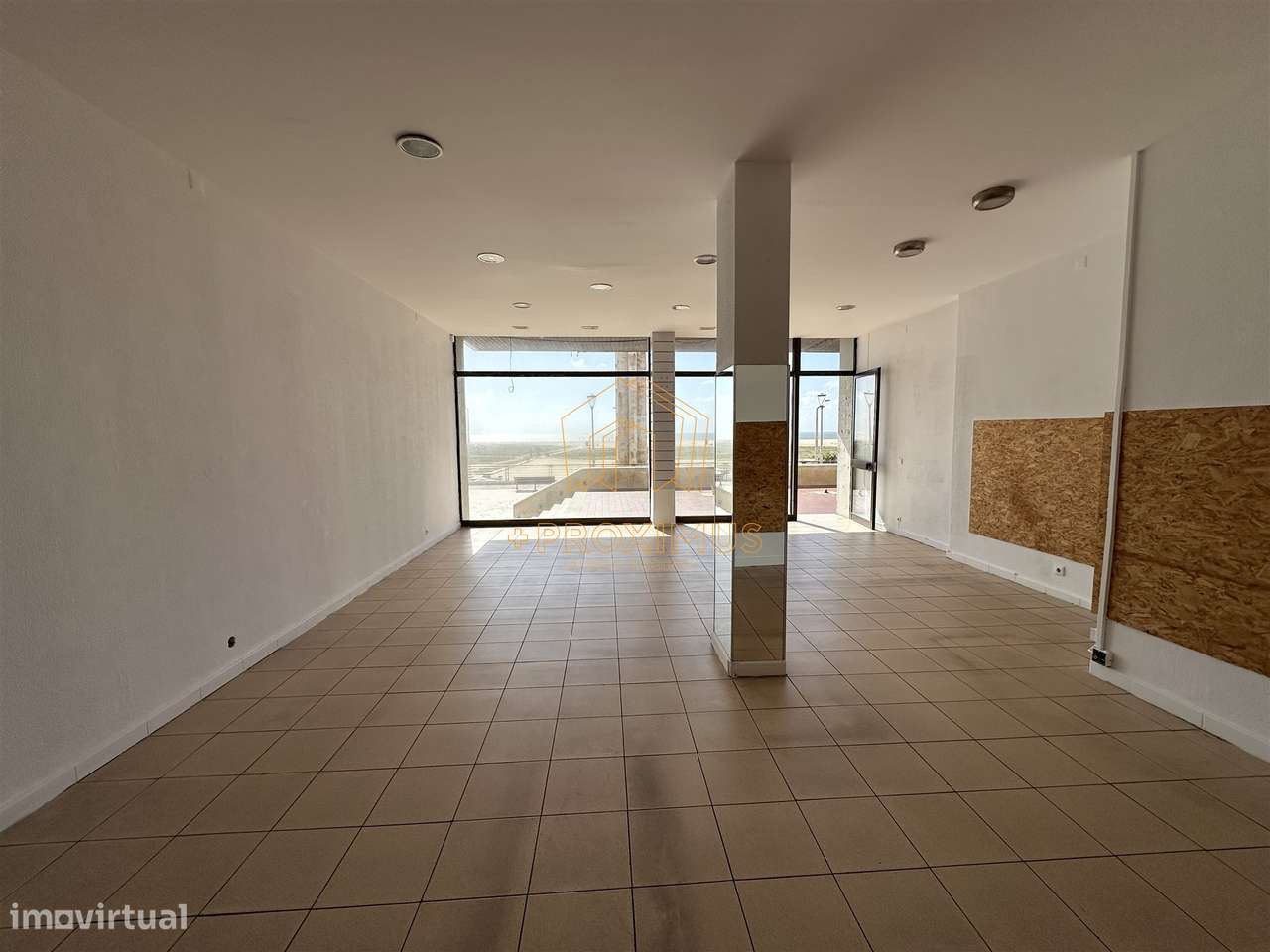 Loja situada na Esplanada Silva Guimarães - Grande imagem: 4/19