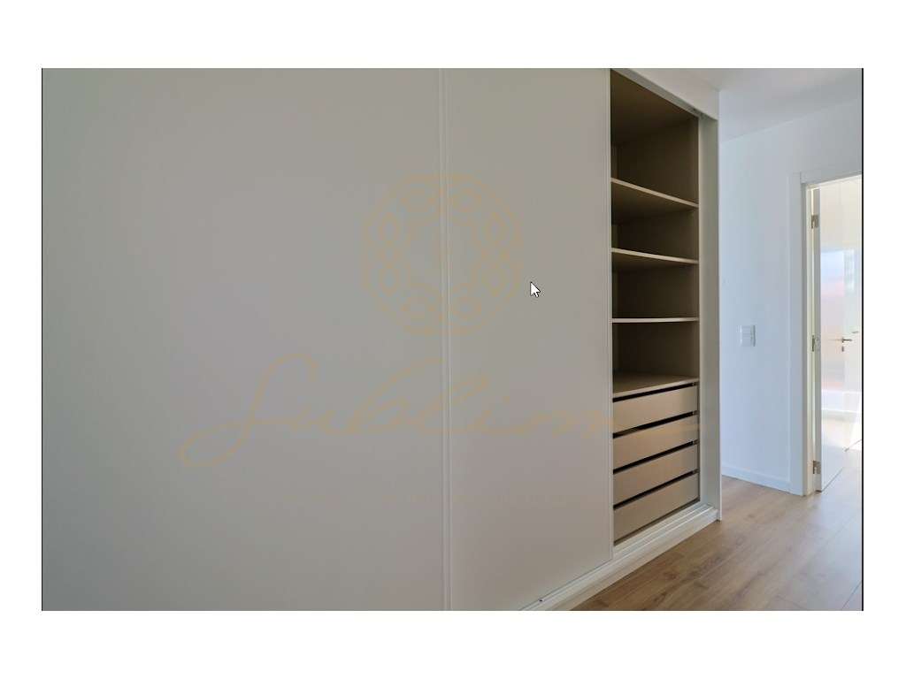 Moradia Nova com 4 Assoalhadas, Garagem Box e Piscina!-32
