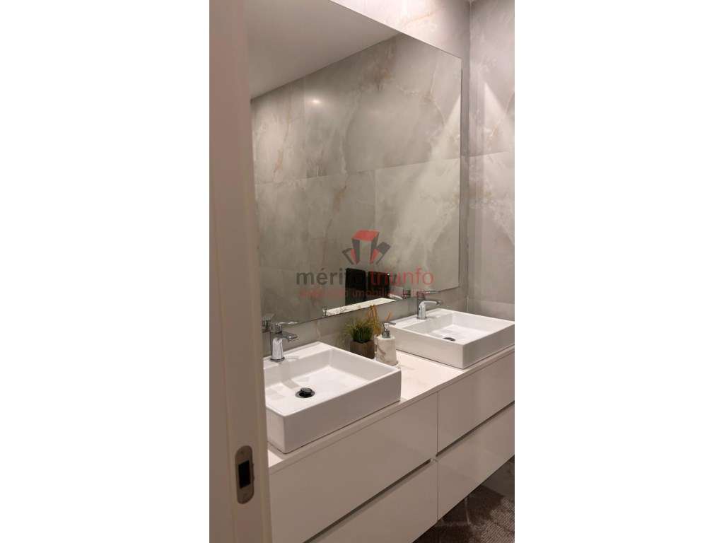 Excelente Apartamento c/ 3 Suites no Centro de Famalicão-18