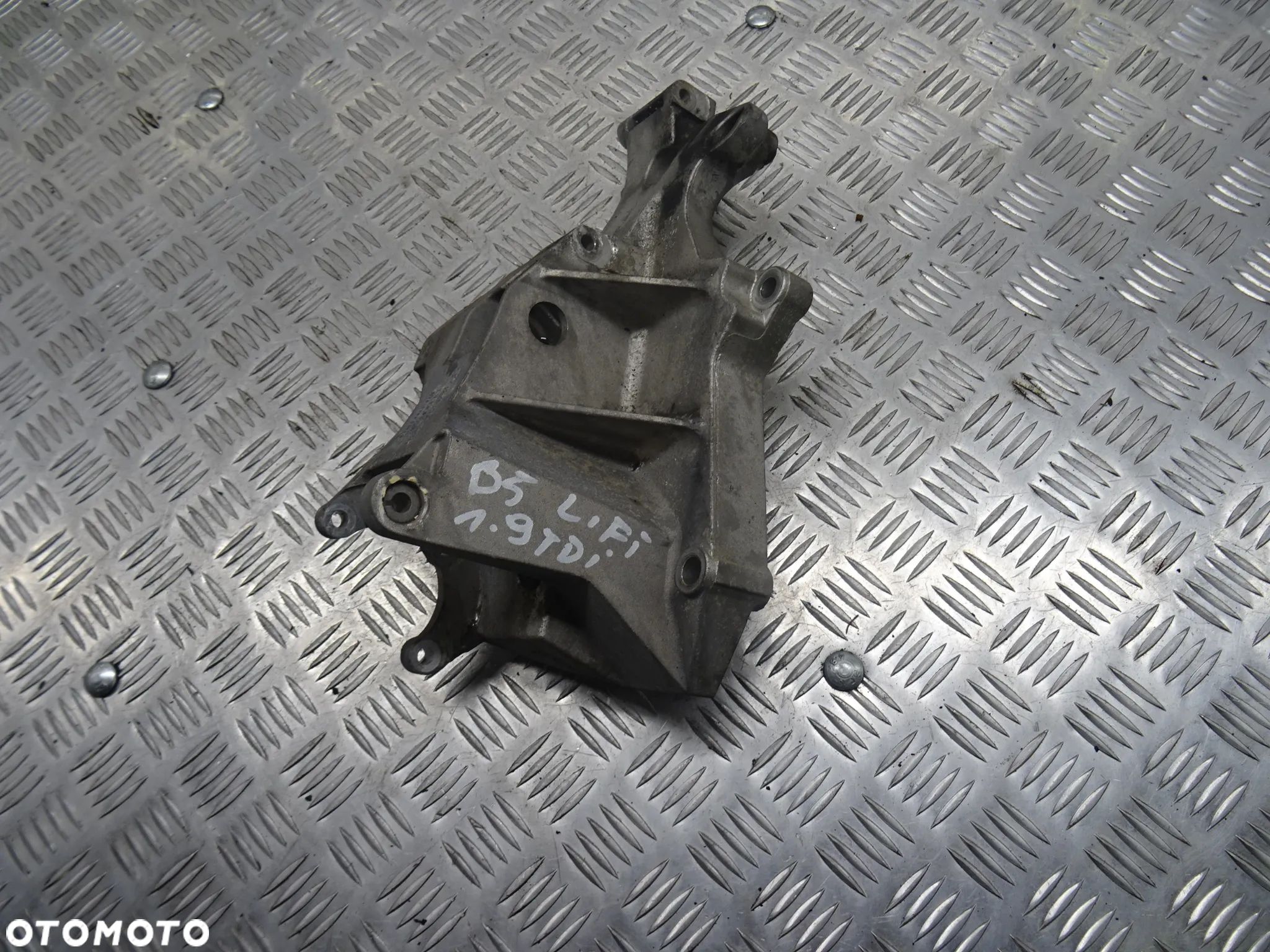 VW PASSAT B5 LIFT A4 B5 ŁAPA WSPORNIK ALTERNATORA 038903143AE - 1