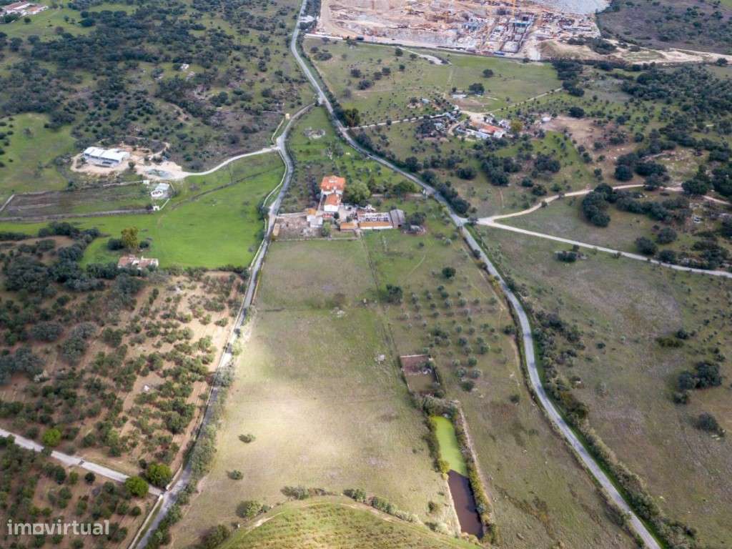Quinta com 5,6 ha localizada à entrada da cidade de Évora - Grande imagem: 5/27