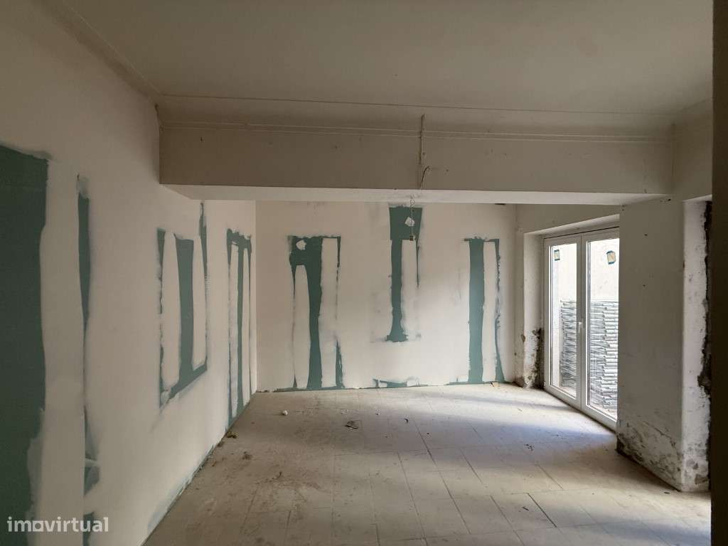 Apartamento para recuperar junto ás Amoreiras-2