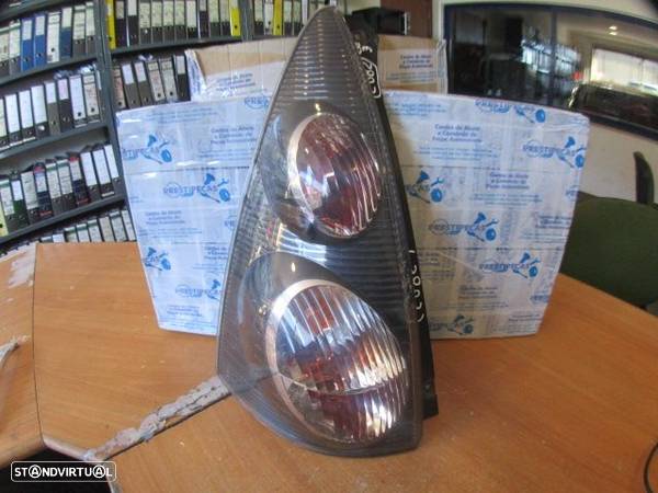 Farol Tras 815600H060  CITROEN C1 1 FASE 1  2006 1.0I 70CV 3P CINZENTO TE ORIGINAL - 1