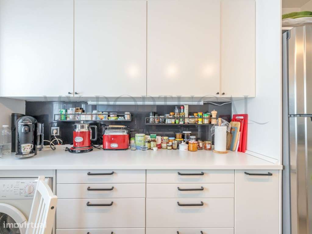 Elegância e História no Estoril: T2 com Vista Piscina no Condomínio...-14