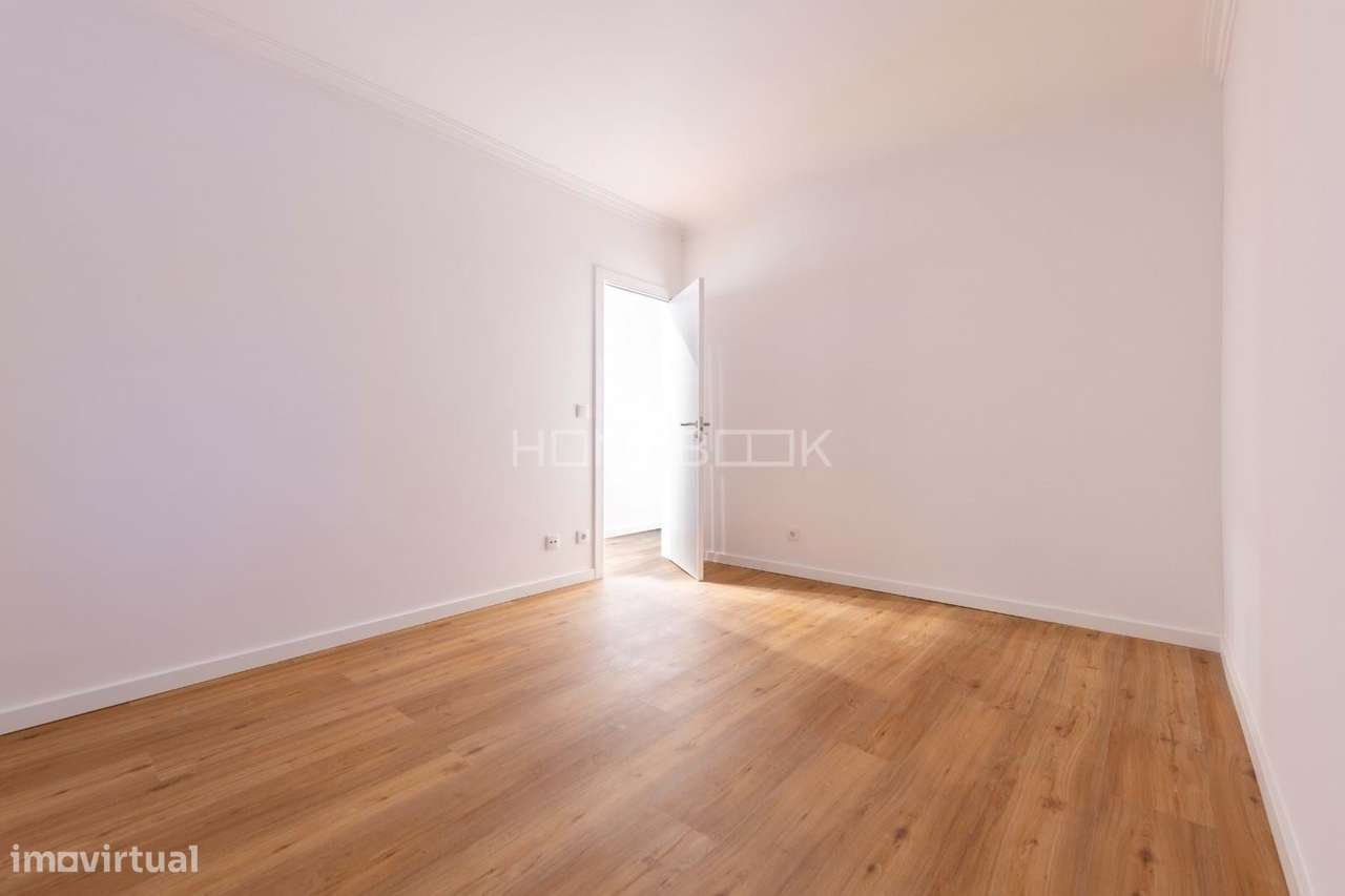 Apartamento T1 renovado em Santo Antonio da Caparica-15