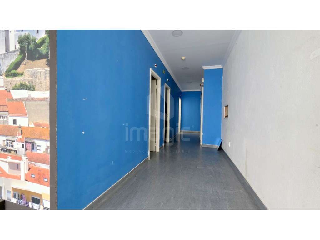 Loja r/c com montra e cave com 106,25 - centro de Torres Vedras - Grande imagem: 4/14