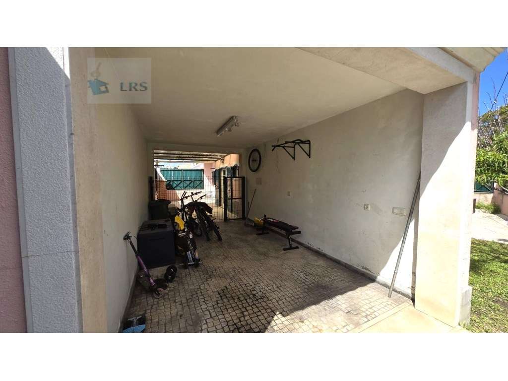 Moradia em Alcoitão - Excelente Oportunidade

Situada numa zona r...-40