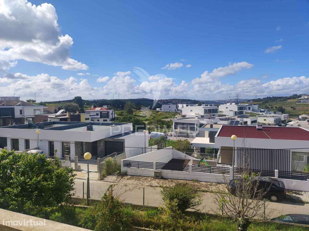 Moradia Bi Familiar Isolada Com Vista Desafogada Para Lisboa