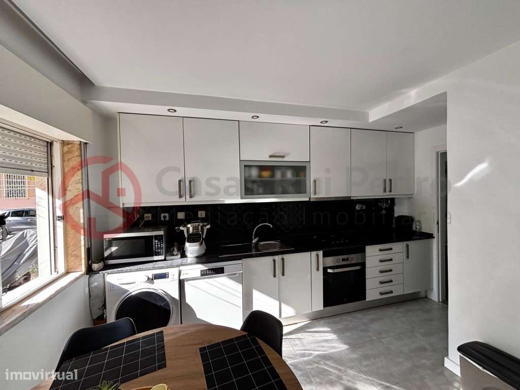 Apartamento T2 com arrecadação em Santa Marta do Pinhal, Corroios-4
