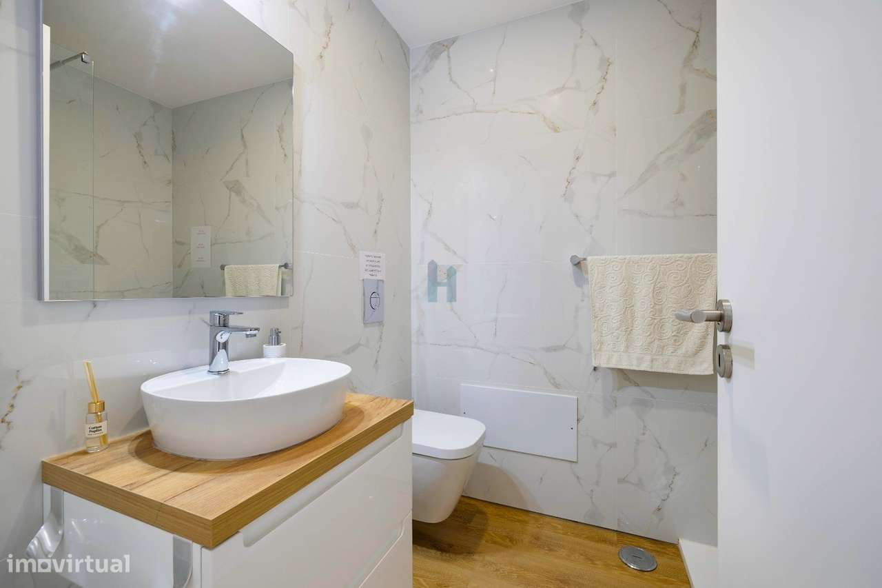 Moradia, semi-nova, com piscina e garagem-8