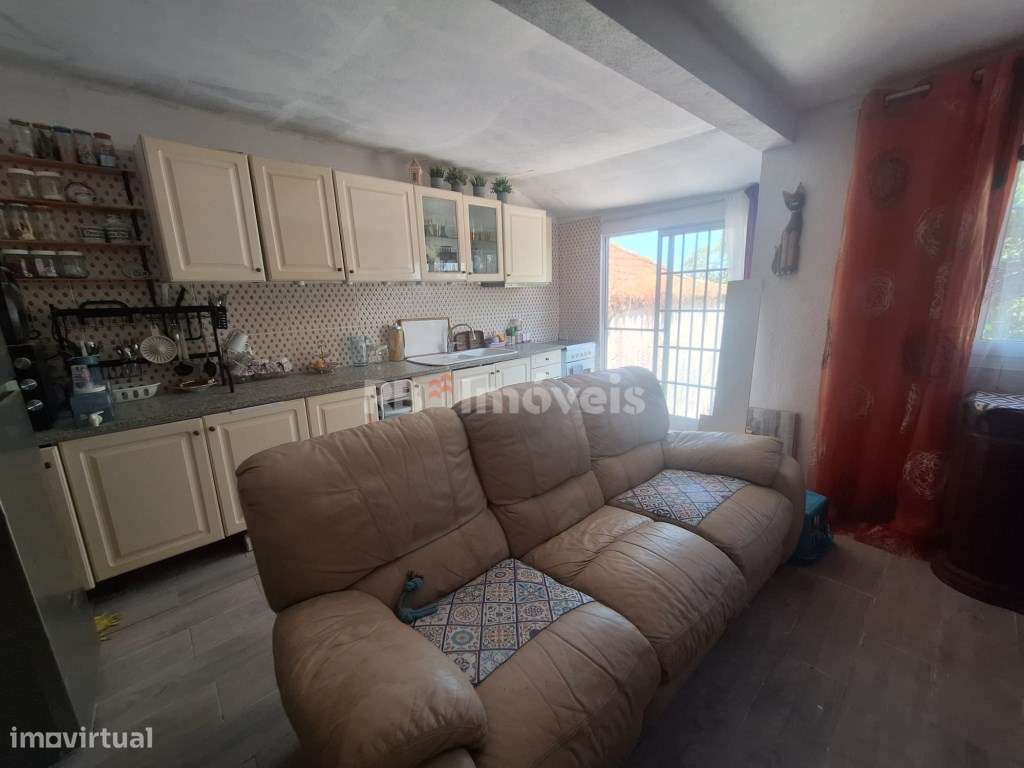 Moradia T3 transformada em T2 com garagem e Logradouro - Caniçal, T... - Grande imagem: 5/17