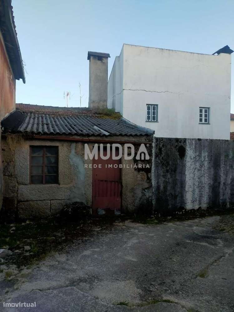 Duas moradias e uma garagem para venda em Gouveia-27