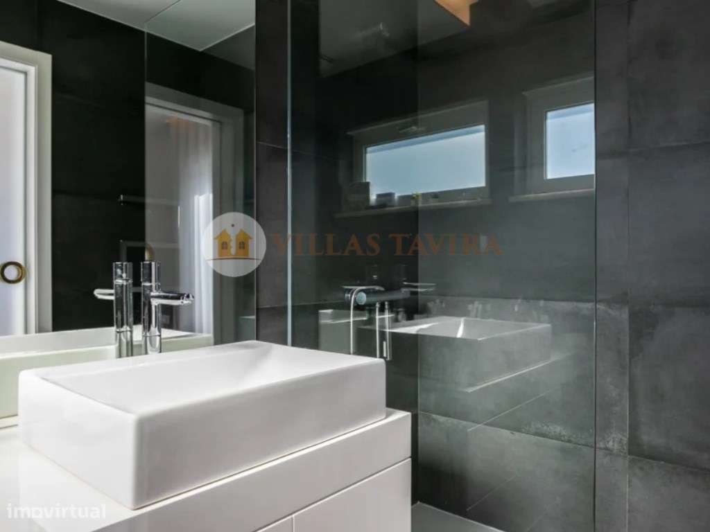 Moradia T3 de Luxo com Piscina, Vista Mar e Acabamentos Premium-49