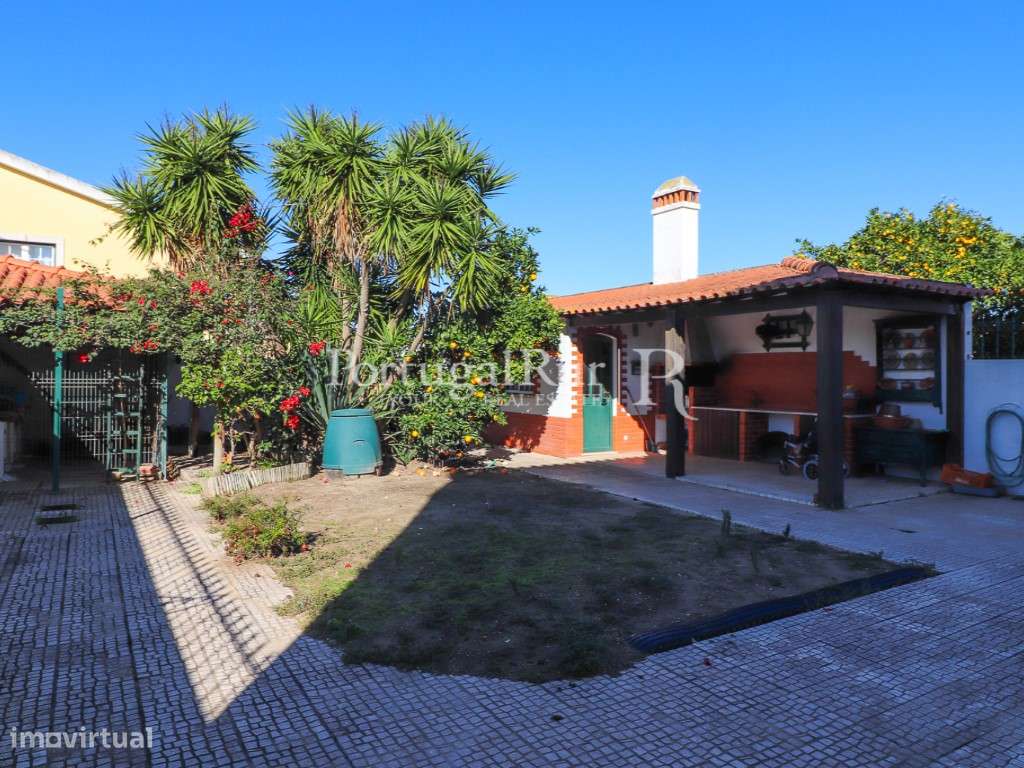 Elegante Moradia T4 com Jardim e Anexos em Alpiarça-16