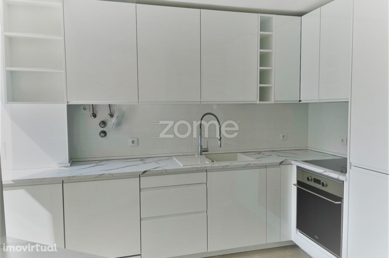 Duplex T3 remodelado, com cozinha equipada e ar condicionado