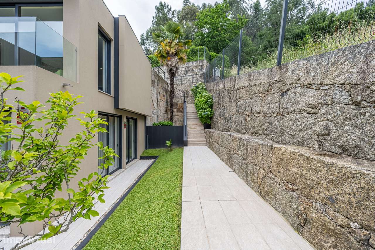Moradia T4 com Rooftop Panorâmico e Piscina Privativa em GUIMARÃES-24