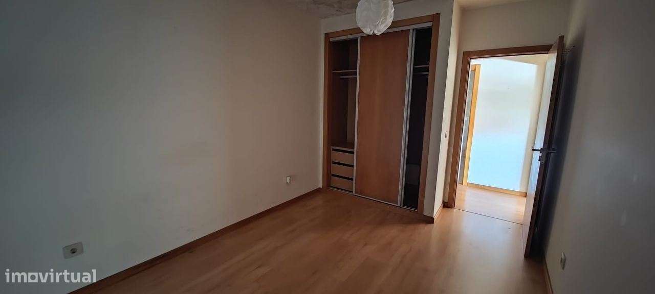 Apartamento T2 com parqueamento e vista de mar.  A 3 minutos da pra...-18