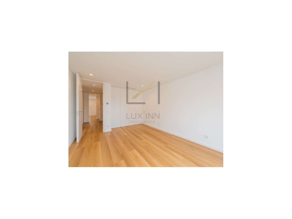 Moradia de Luxo T4 , São Pedro Do Estoril, com Piscina e Garagem-50