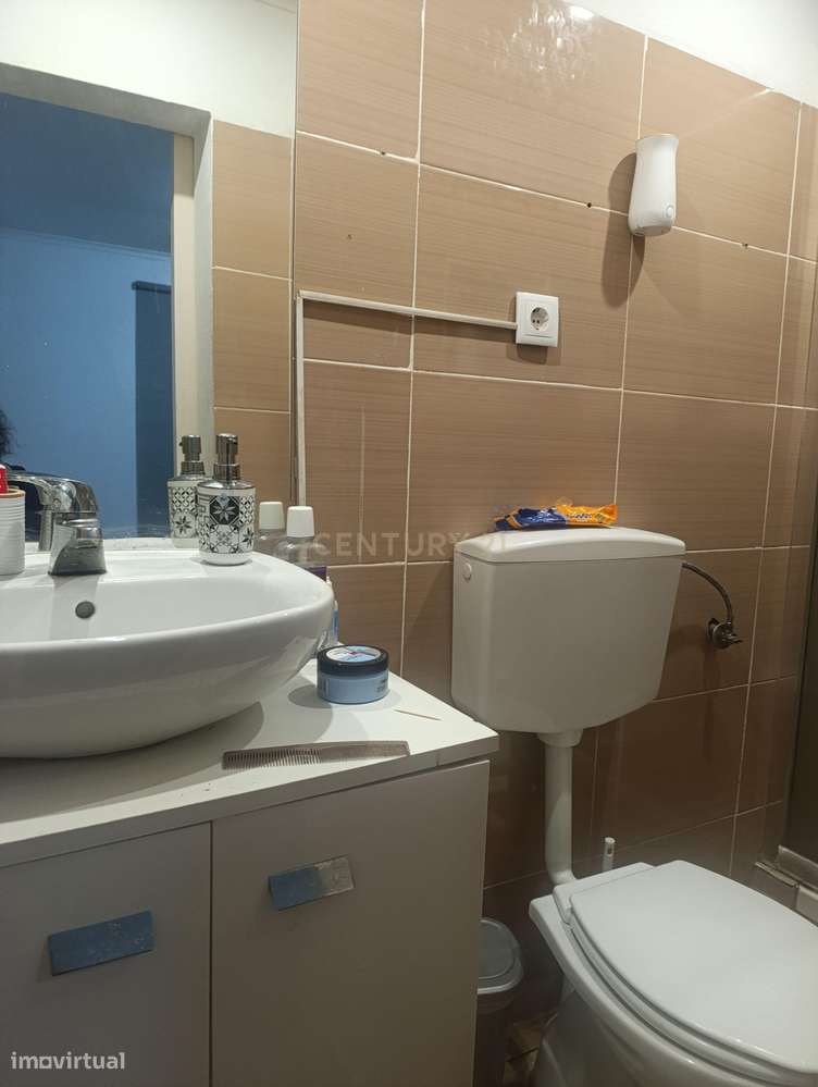 Casa T2 em Almada com 2 casas de banho e boa exposição solar-10