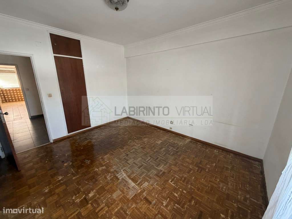 Vende-se T2 com arrecadação na Codivel, perto metro de Odivelas.-8