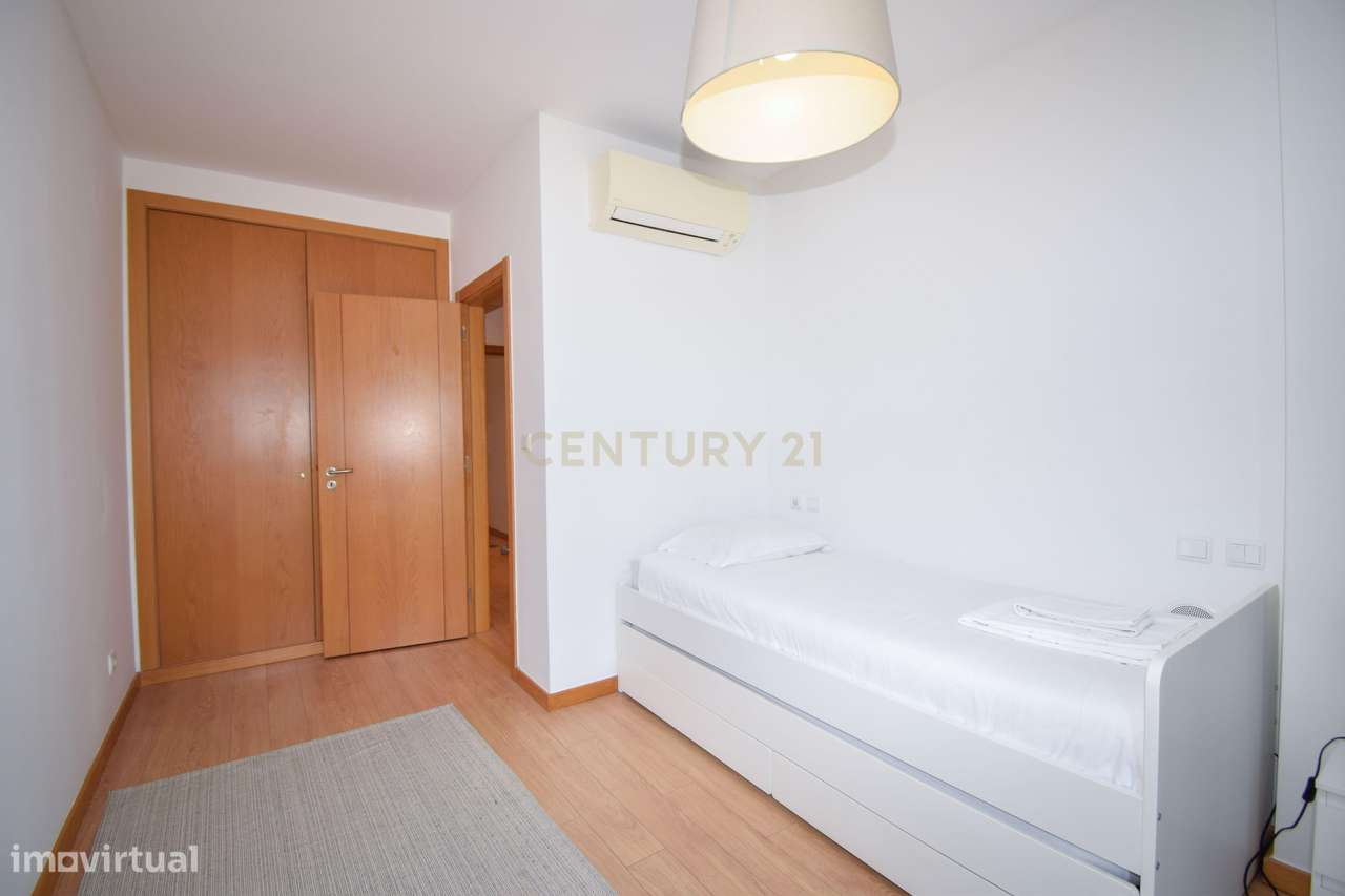 Apartamento T3 com Áreas Generosas e Vista Desafogada-13