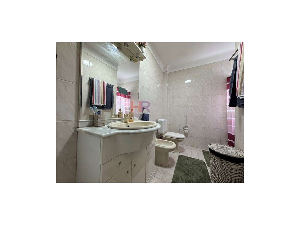 Vende-se Moradia Isolada M4+1 com garagem e jardim.-24