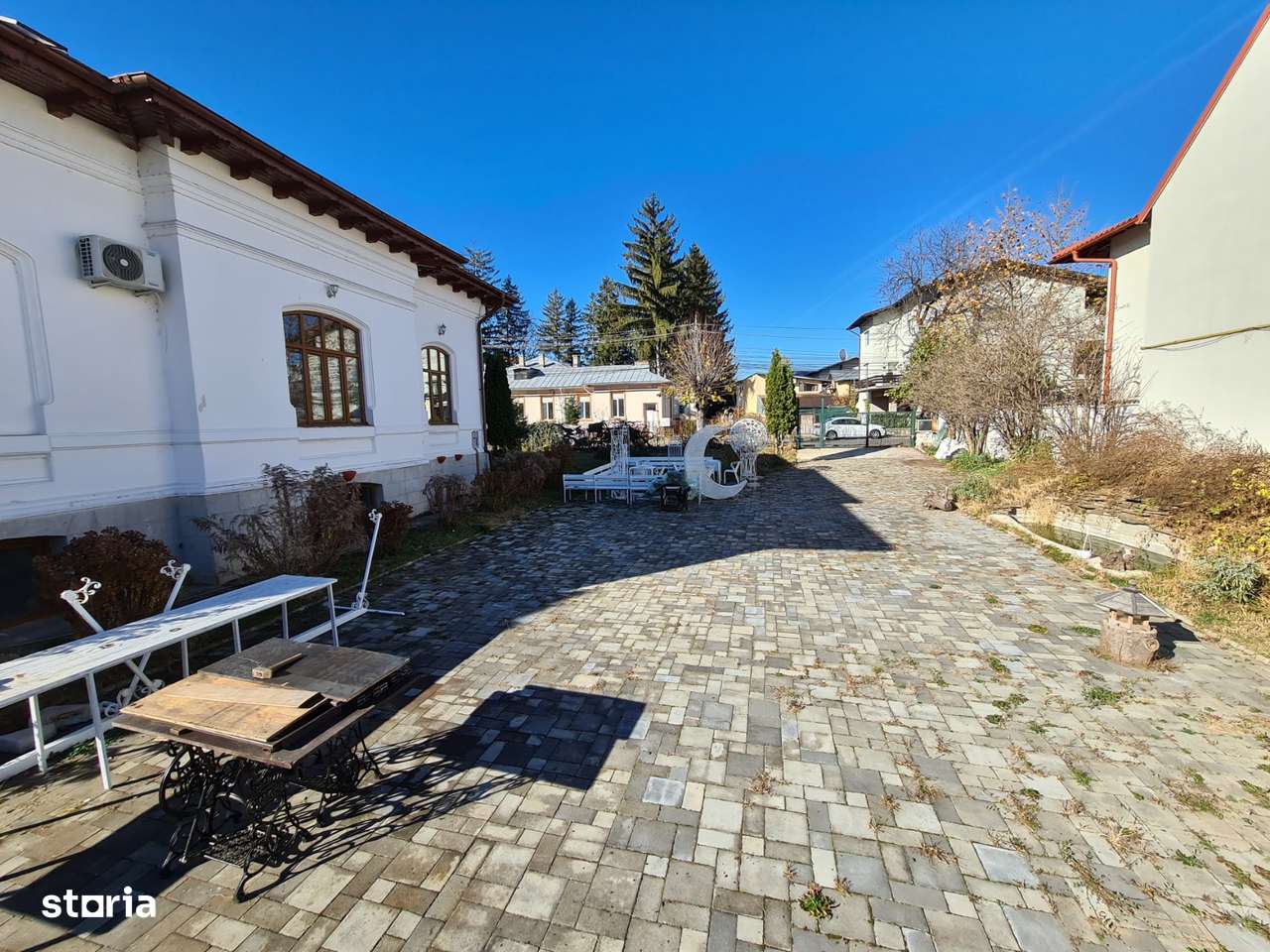 Vila cu piscina - teren generos și potențial multifuncțional-1