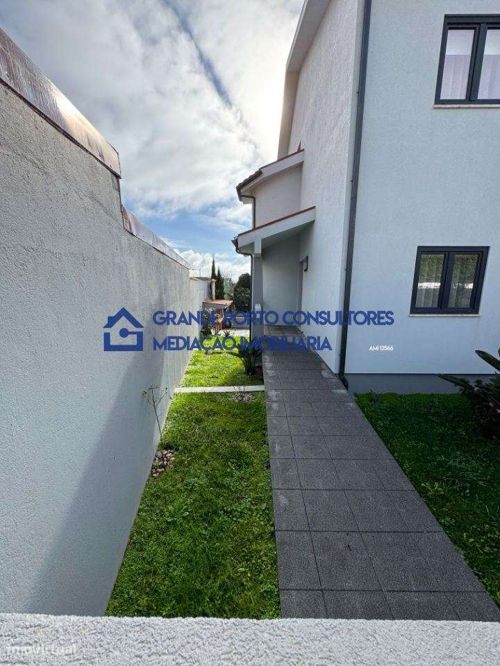 Moradia V4 c/piscina à praia da Memória-1