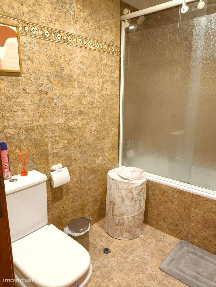 Localização e Conforto: T2  Renovado com Elevador em Santo António dos-9