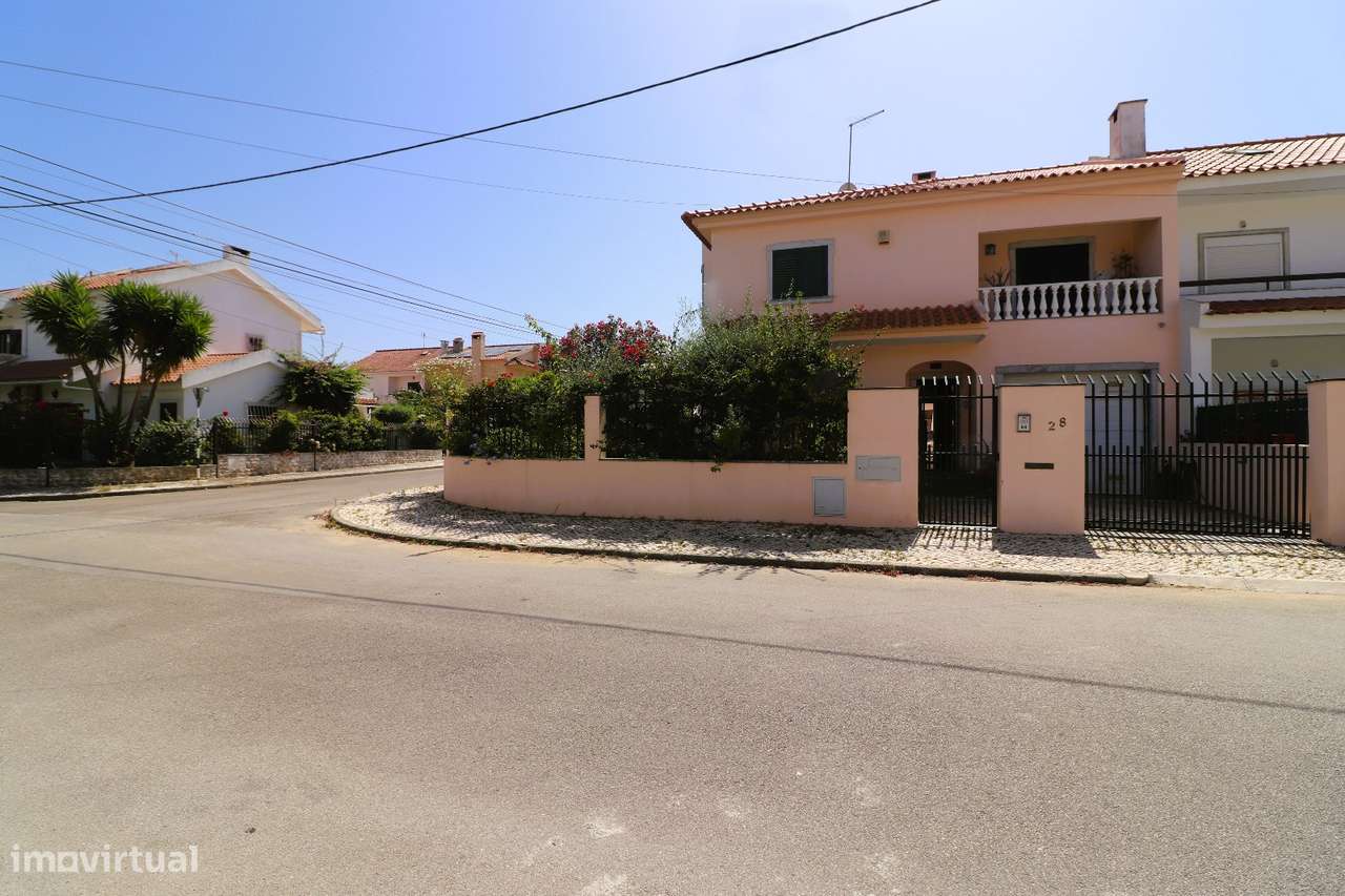 Moradia T4 com Piscina, Cave Ampla-1