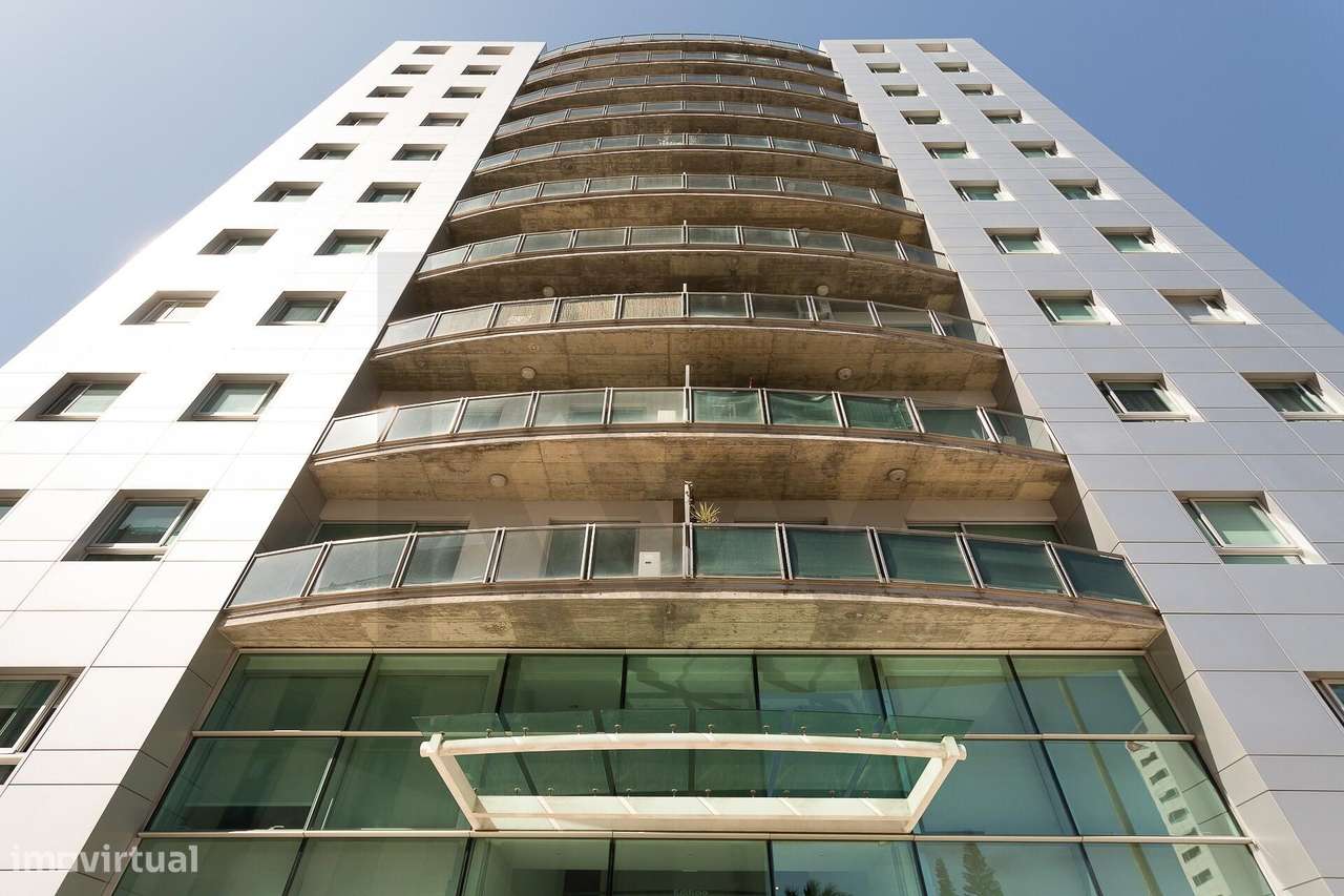 Praça de Espanha | T1 c/ estacionamento e varanda em Edf. de prestígio-25