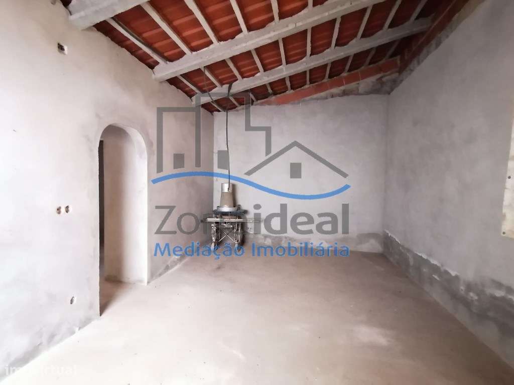 Moradia com quintal e terreno, localizada em Estribeiro, Abrigada, ...-3
