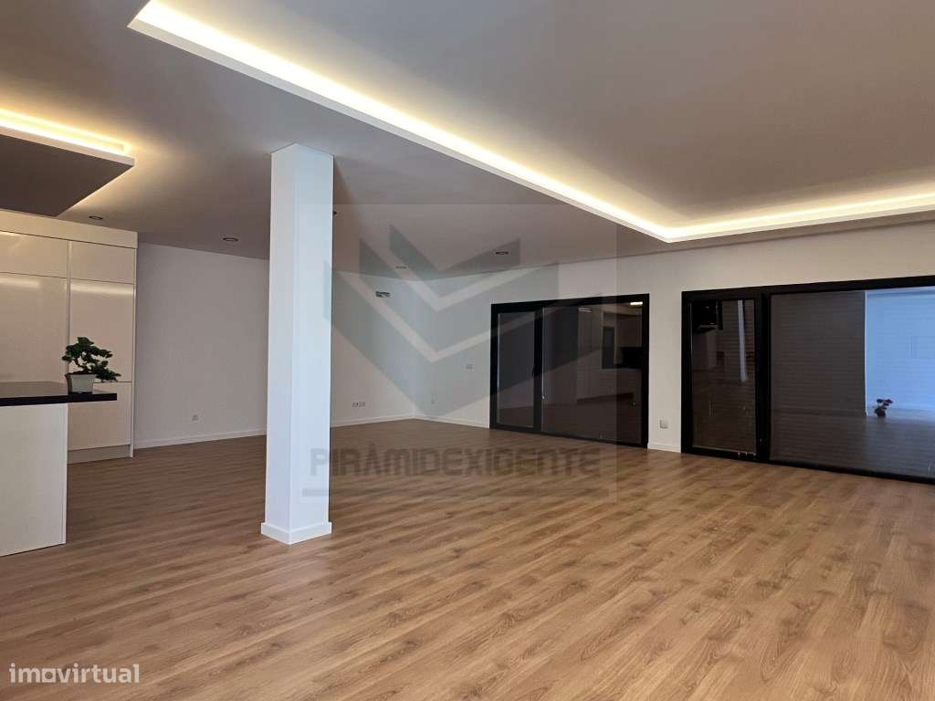 Ampla Moradia T4 em Azeitão: 72m² Open Space, 3 Suítes-25