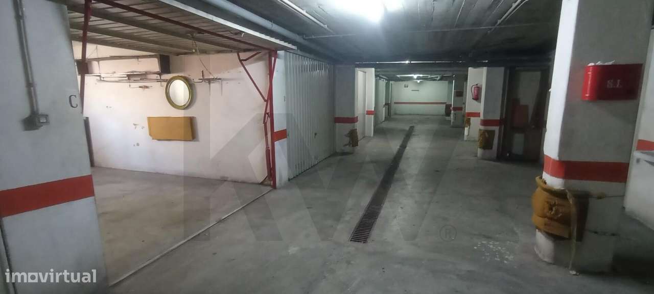 Oportunidade Única: Garagem Box com 16 m2 na Encosta do Sol-13