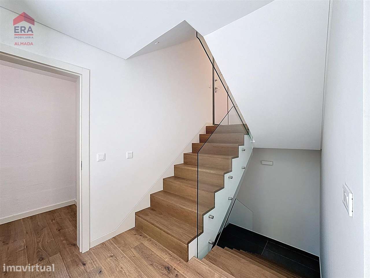 Nova Moradia em Almada , 5 suites, garagem e jardim-20