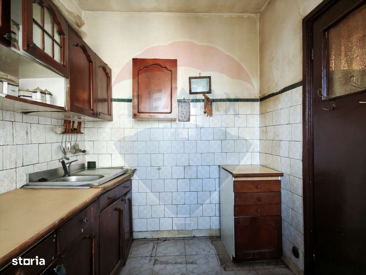 Apartament cu 2 camere  nerenovat, de vânzare în zona 1 Mai-4