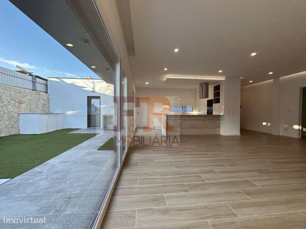 Moradia Duplex T3 com Pergúla Fernão Ferro-11