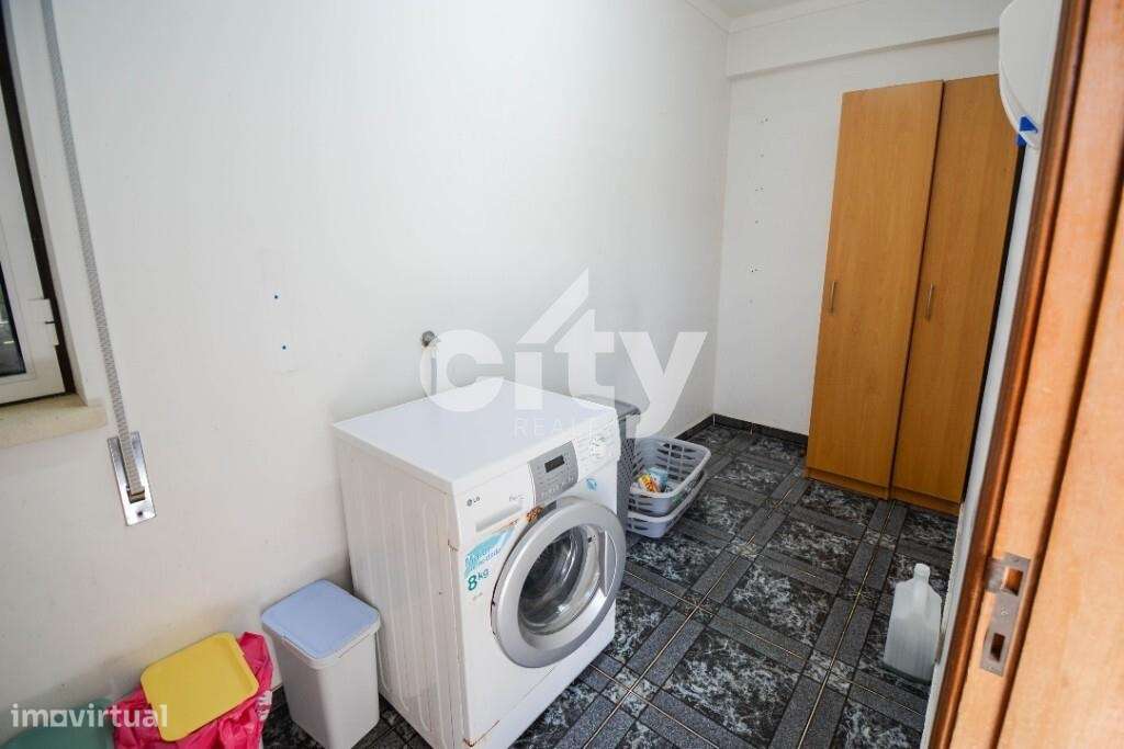 MORADIA T4  COM GARAGEM, LOTE -700 m2, ÁREA DE CONSTRUÇÃO 363 m2-19