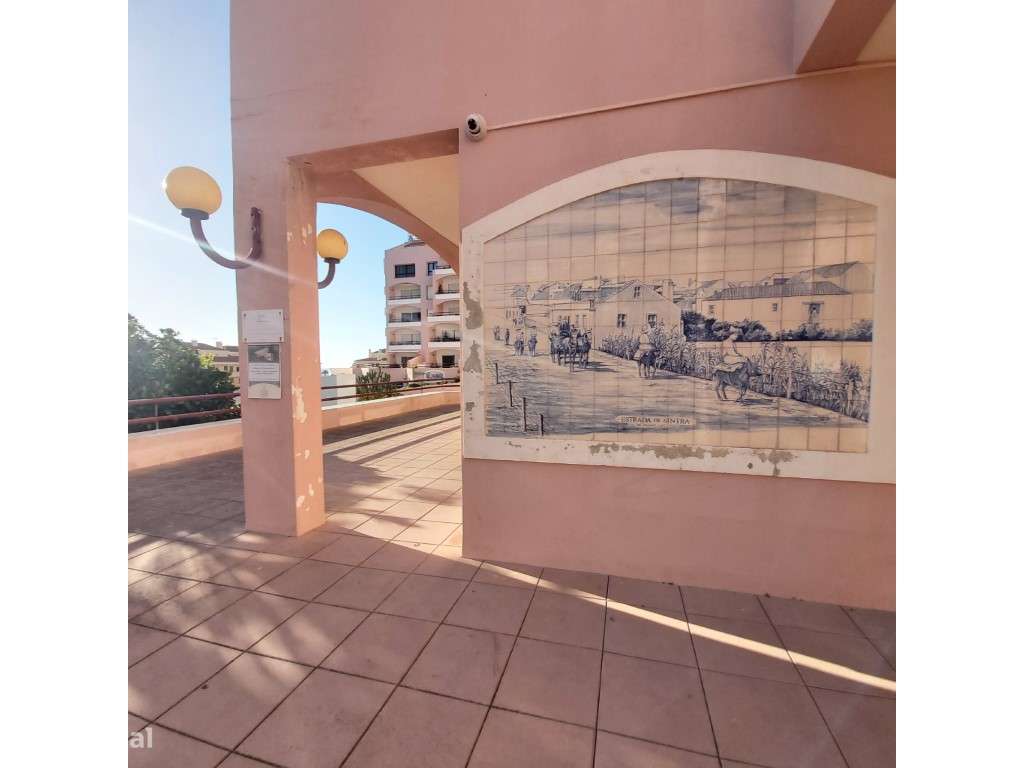 T2 remodelado em condomínio com piscina e campo de ténis-13