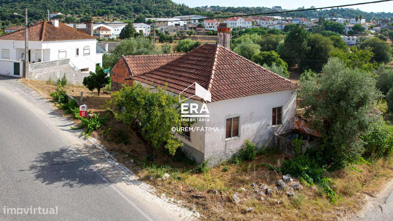 Moradia T3 para restauro com vários anexos - Grande imagem: 3/16