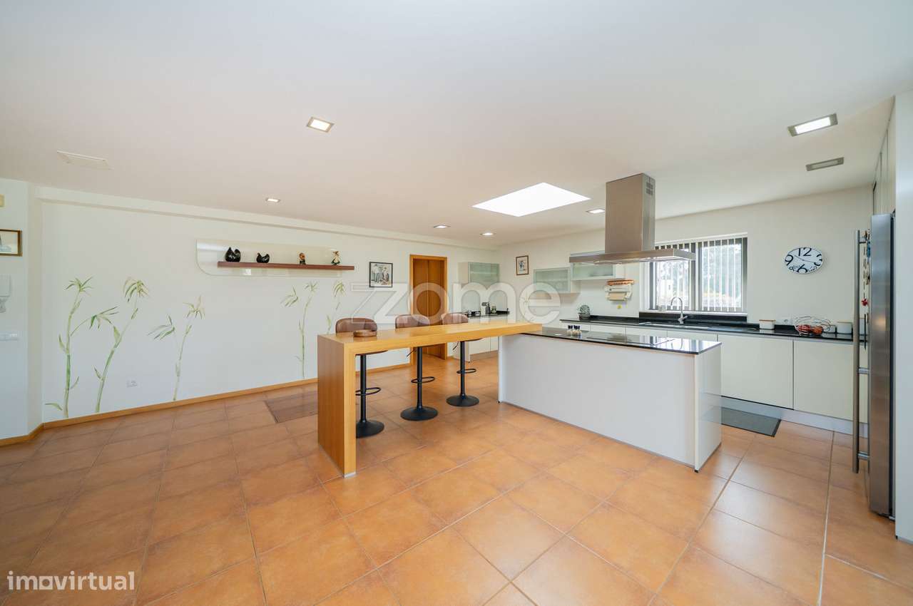 Moradia T5 + 1 com Piscina em Espinho, Braga-14