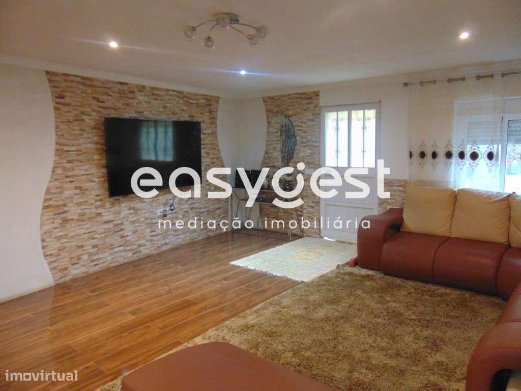 Moradia totalmente remodelada em zona calma, com logradouro. - Grande imagem: 2/58