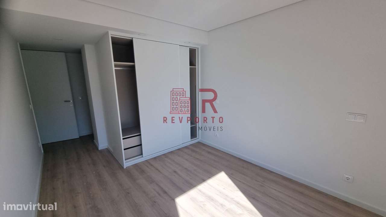 Apartamento T2, com 2 suítes, varanda, jardim e garagem-26