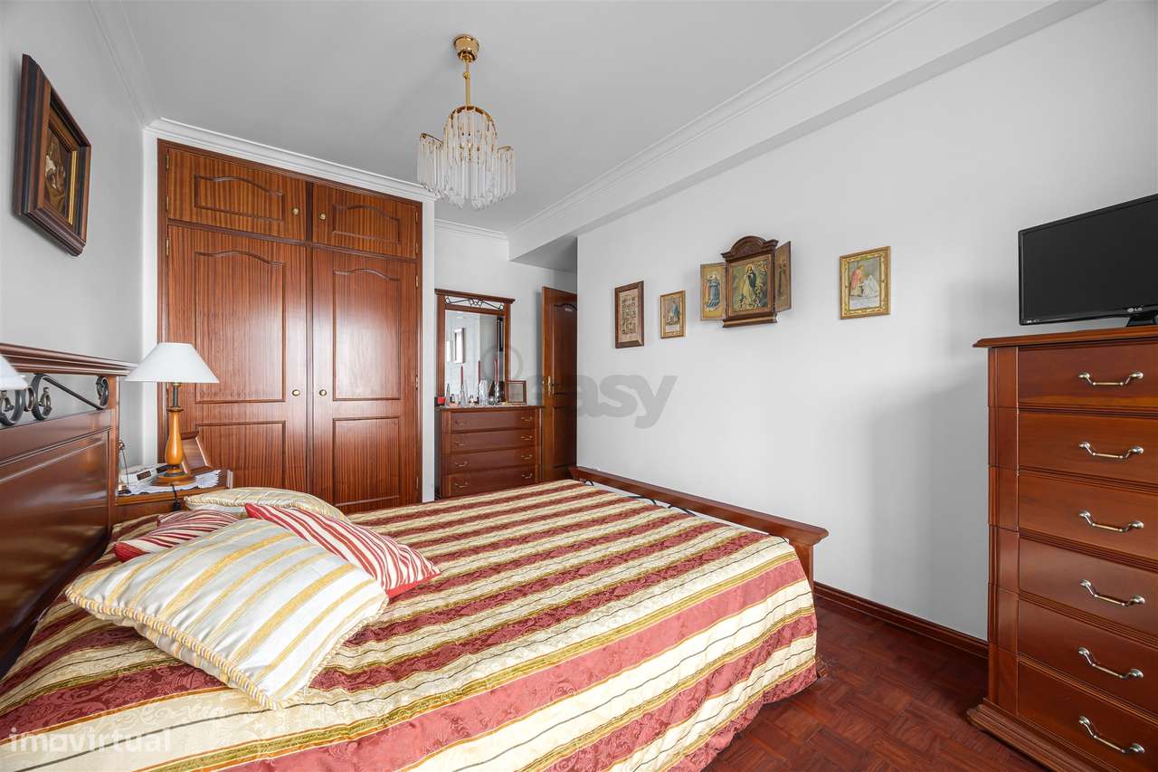 Apartamento T3 com 2 wc grande arrecadação e garagem Box (fração autón-8