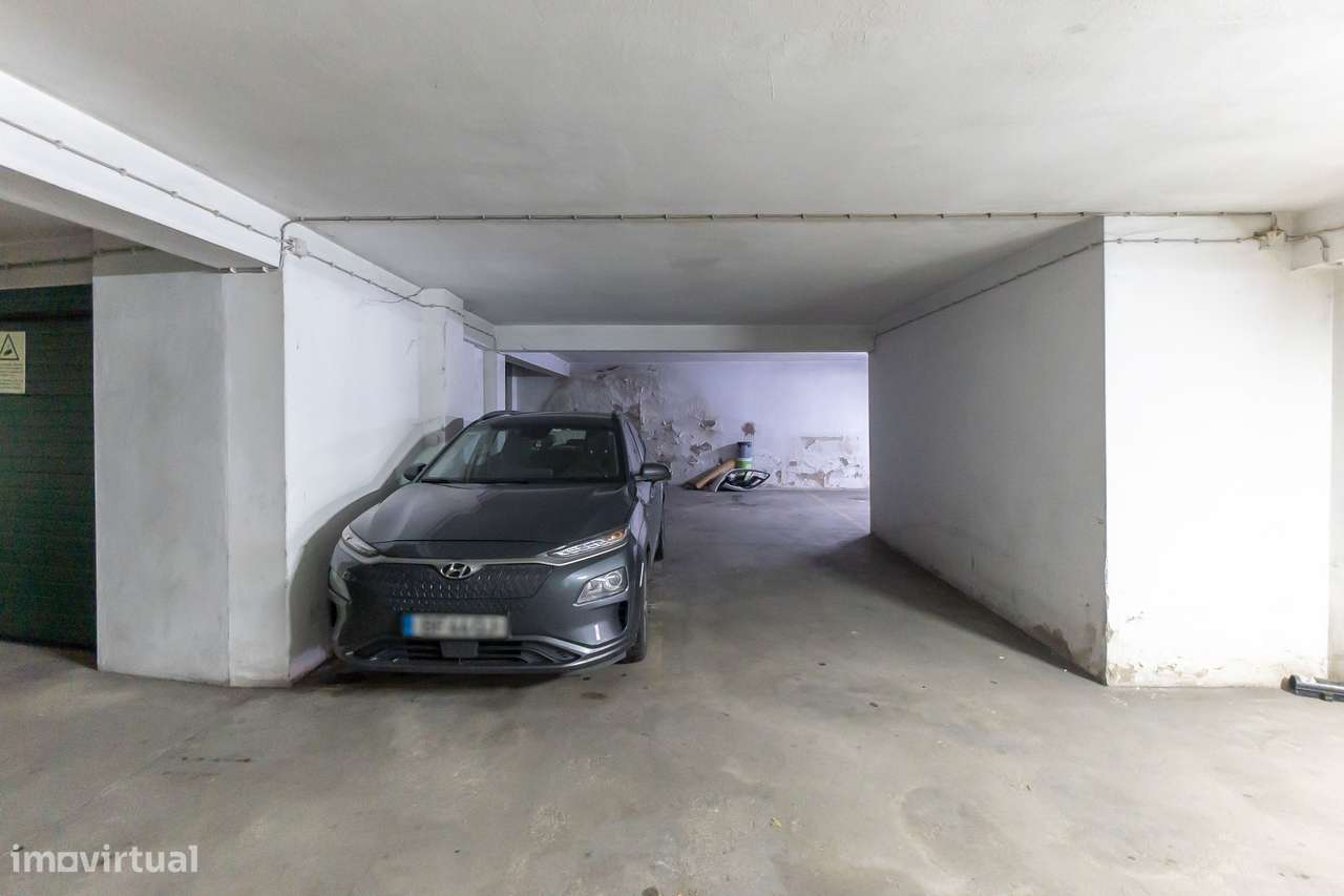 T3 com Varanda + Garagem | A 600m do Metro da Venda Nova-22