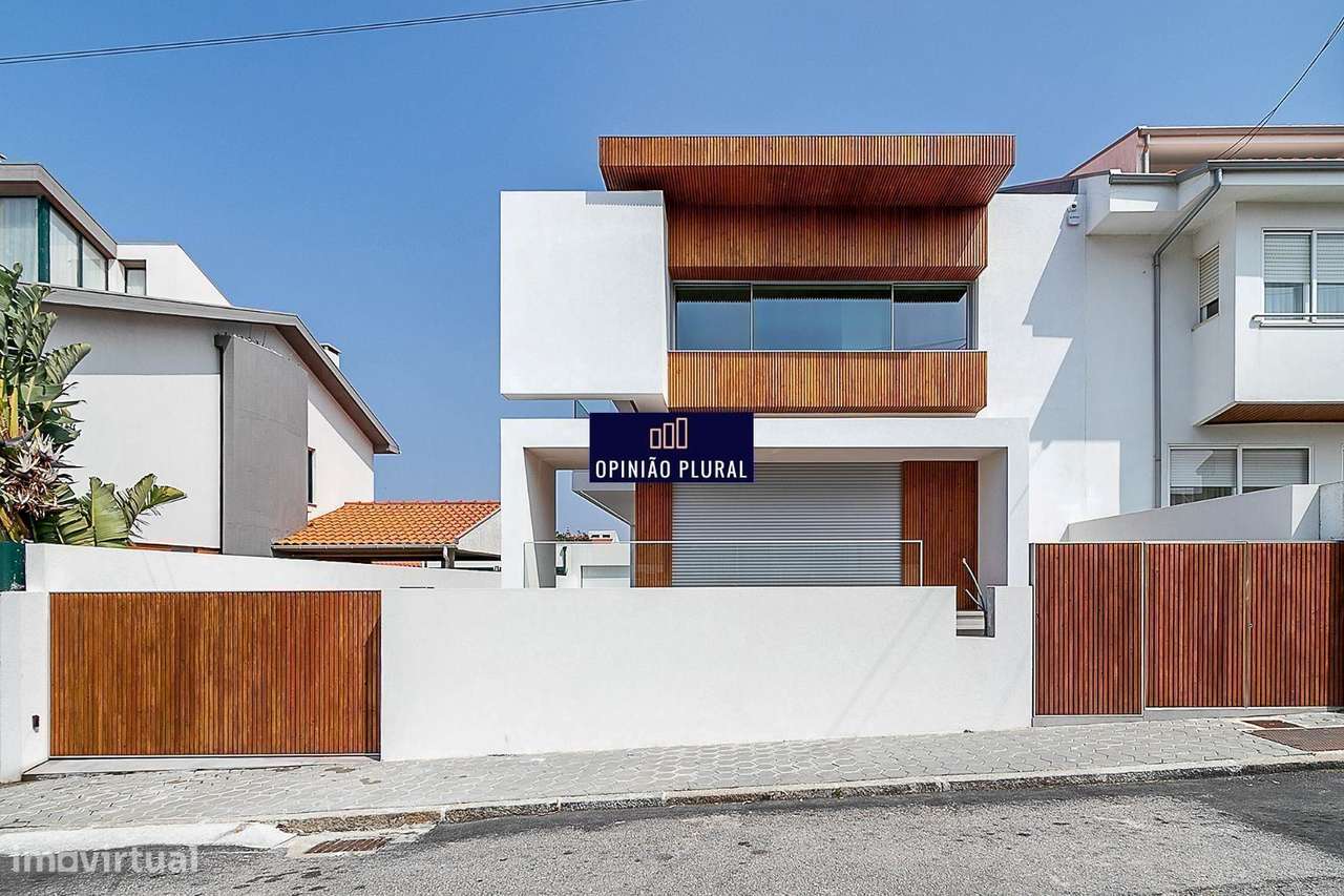 Moradia T4 Espaçosa com Escritório e Piscina Pronta a Habitar-0