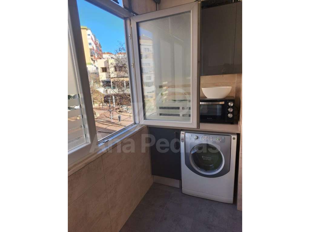 Vende-se T2 com excelente área - 87 m² - Totalmente remodelado - Grande imagem: 4/19