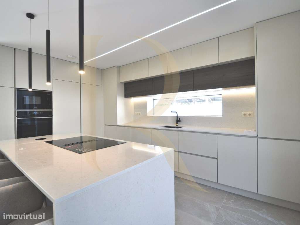 Moradia T3 isolada com piscina, churrasqueira e garagem na Aroeira-13