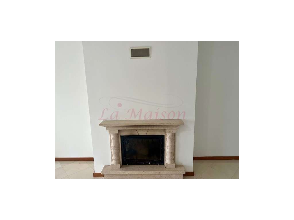 Apartamento T3+1 em Casal de Cambra-13